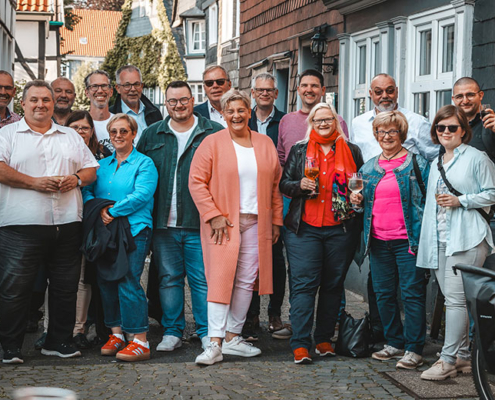 Melanie Witte-Lonsing steht in einer Gruppe Hattinger Händler:innen und alle blicken in die Kamera