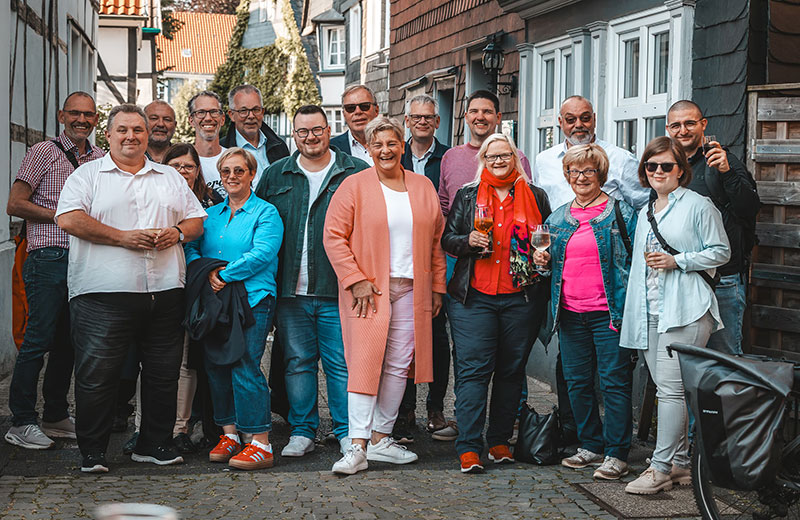 Melanie Witte-Lonsing steht in einer Gruppe Hattinger Händler:innen und alle blicken in die Kamera