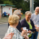 Melanie Witte-Lonsing steht mit anderen Personen am Rand eines Fußballfeldes