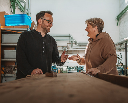 Dirk Lünenschloß im Gespräch mit Melanie-Witte Lonsing in der Werkstatt des HAZ