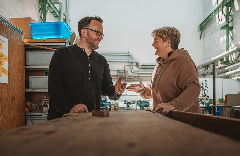 Dirk Lünenschloß im Gespräch mit Melanie-Witte Lonsing in der Werkstatt des HAZ