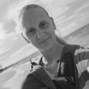 Porträtbild einer jungen Frau am Strand